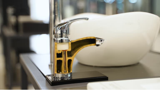 This kitchen faucet’s stainless steel body and ceramic valve blend durability and premium style for lasting performance.