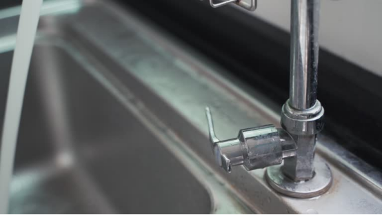 This kitchen faucet’s 360° swivel range ensures no sink spot goes uncovered.