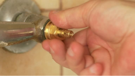 This kitchen faucet’s component meets 500,000-cycle lab test standards for lasting durability.